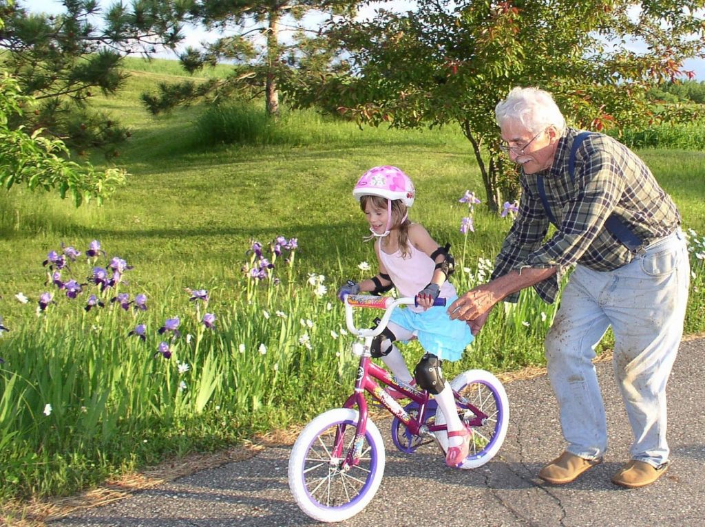 https://pixabay.com/en/grandparents-bicycle-girl-learning-2734513/