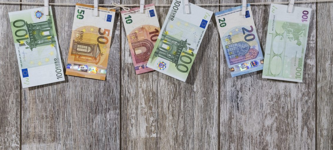 https://pixabay.com/en/money-bank-note-banknote-euro-gift-2991837/