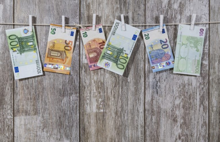https://pixabay.com/en/money-bank-note-banknote-euro-gift-2991837/